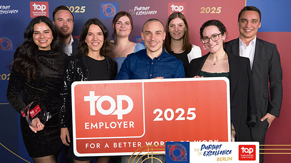 Gruppe von Menschen bei Preisverleihung "Top Employer"