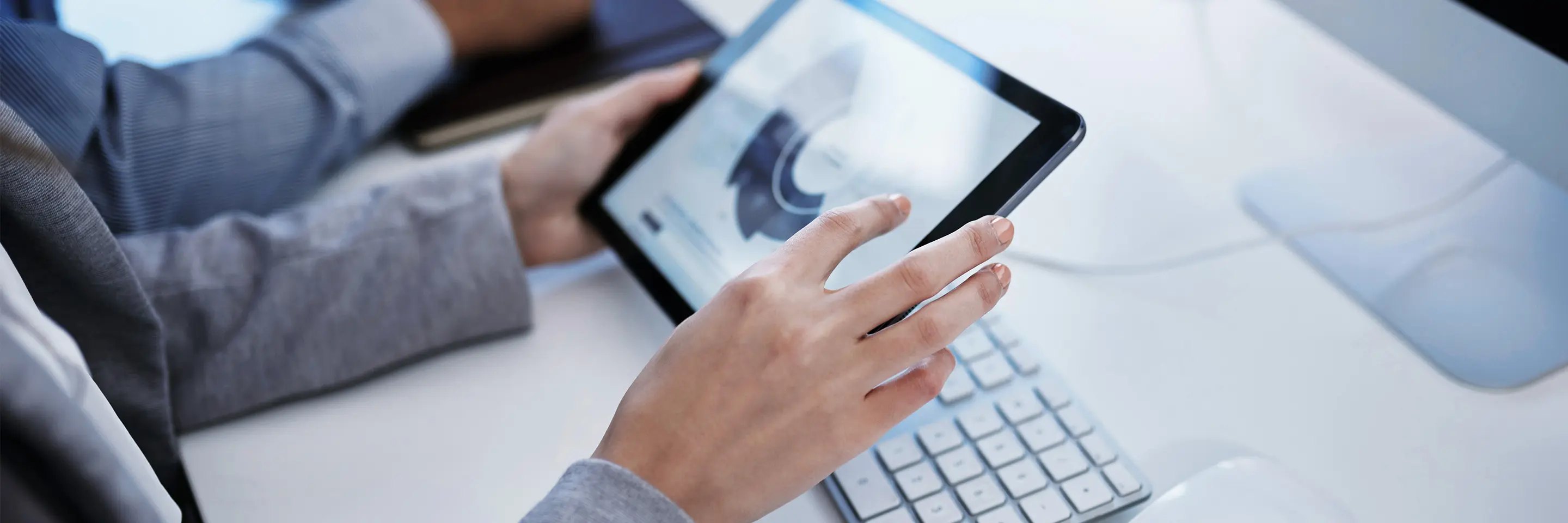Hände die auf Tablet Grafiken antippen
