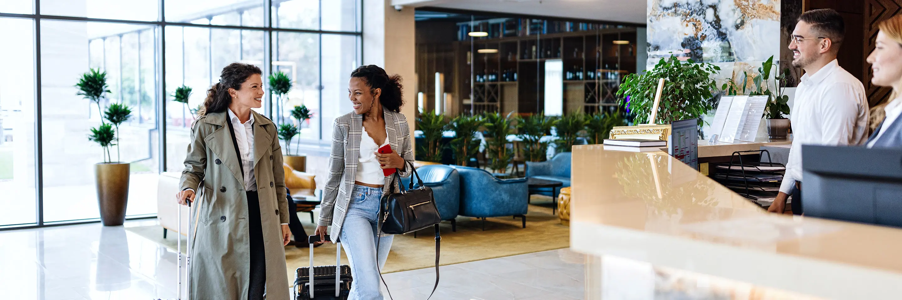 Zwei Frauen in einer Hotellobby